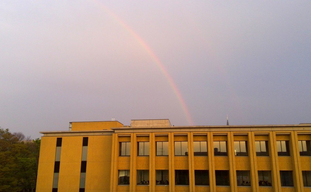 大学の上に浮かぶ虹