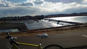 多摩川と自転車