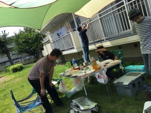 暑さと強風の中の準備