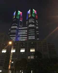 オリンピックカラーの都庁が窓から見えたので 近くまで行ってきました!