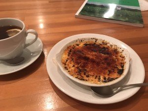 ●店主さんがバーナーでカリッと炙ってくれるクレームブリュレ。