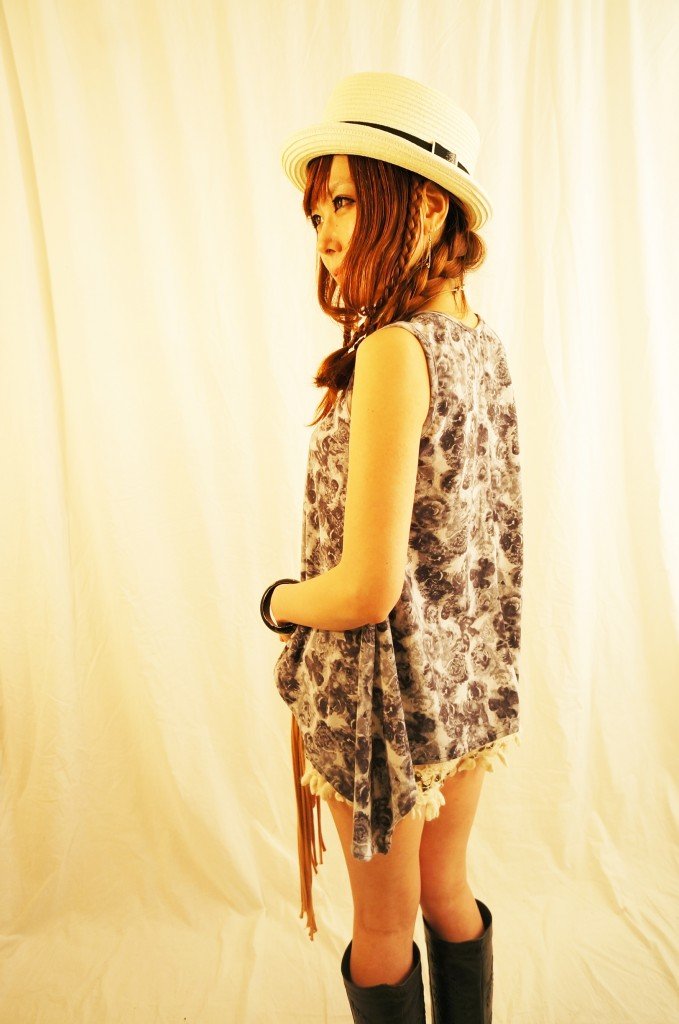 変形タンクトップとまこ