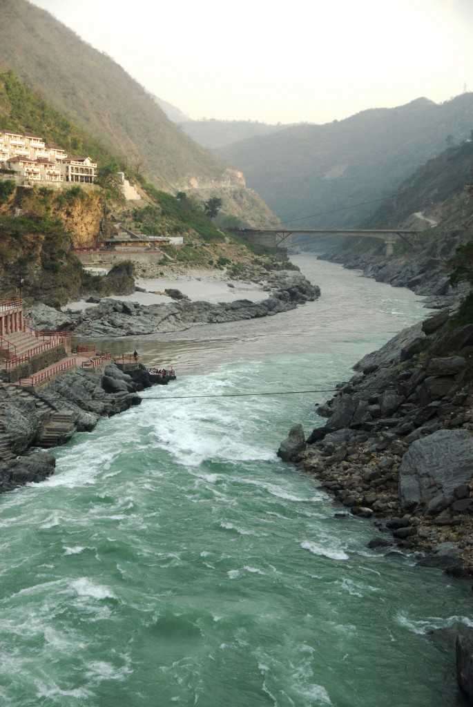 ガンジスがはじまる川の合流点・デウプラヤグ