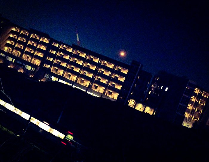 おぼろ月とクレーン車