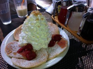 ストロベリーホイップクリームとマカデミアナッツパンケーキ@Eggs'n Things