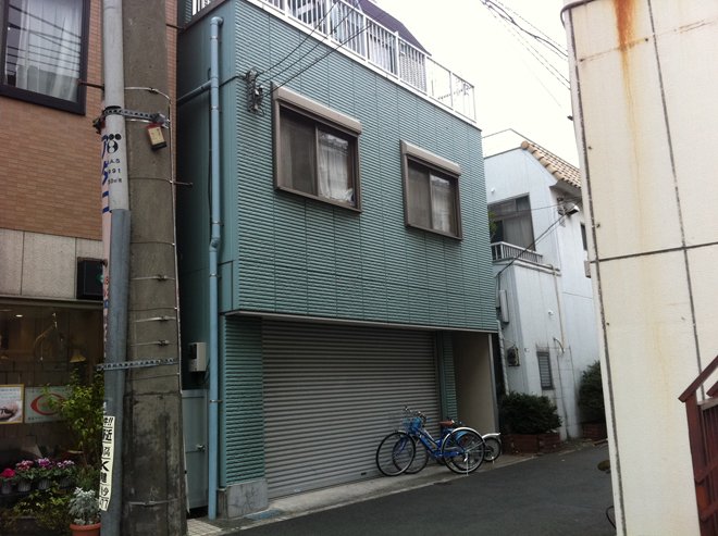 その表情はどこかさびしげ…