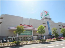 Grocery stores and a convenience store within 5 minutes walk